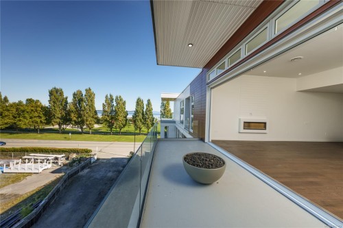 407-9570 Fifth St, Sidney, BC -  With Exterior