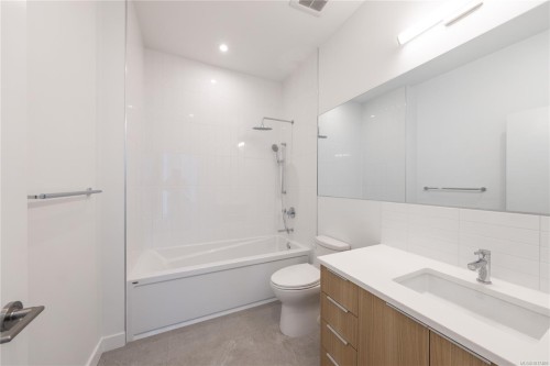 407-9570 Fifth St, Sidney, BC - Indoor Photo Showing Bathroom