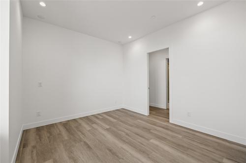 306-3340 Lakeshore Drive, Kelowna, BC - Indoor Photo Showing Other Room