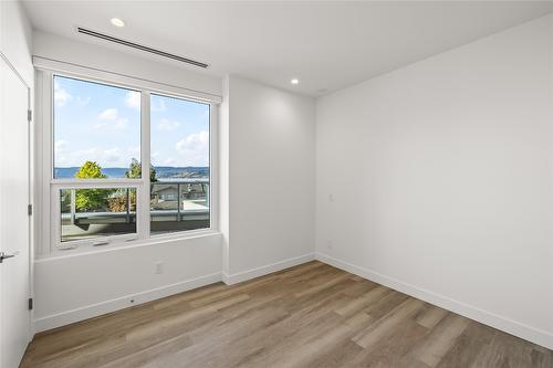 306-3340 Lakeshore Drive, Kelowna, BC - Indoor Photo Showing Other Room