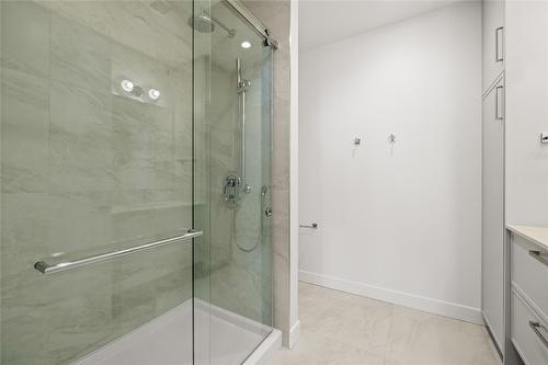 306-3340 Lakeshore Drive, Kelowna, BC - Indoor Photo Showing Bathroom