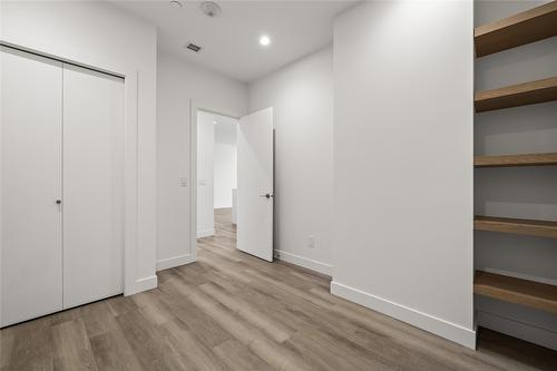306-3340 Lakeshore Drive, Kelowna, BC - Indoor Photo Showing Other Room