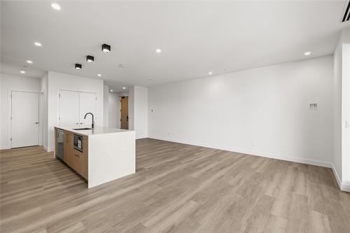 306-3340 Lakeshore Drive, Kelowna, BC - Indoor Photo Showing Kitchen