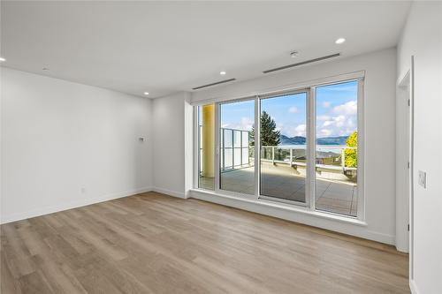 306-3340 Lakeshore Drive, Kelowna, BC - Indoor Photo Showing Other Room