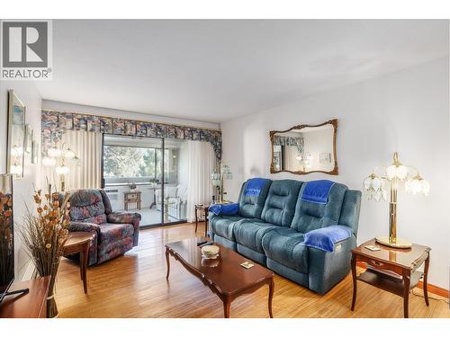 1075 Bernard Avenue Unit# 301, Kelowna, BC - Indoor Photo Showing Living Room