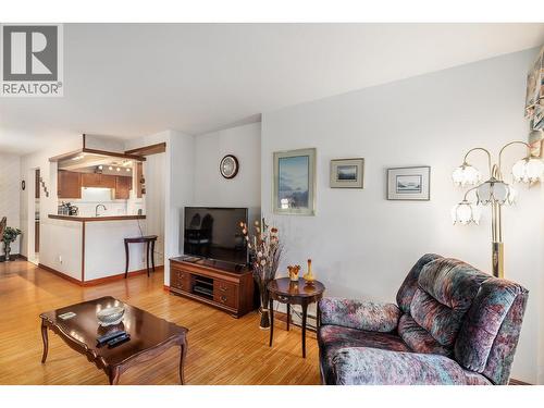 1075 Bernard Avenue Unit# 301, Kelowna, BC - Indoor Photo Showing Living Room
