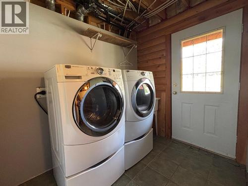937 Thirteenth Avenue, Midway, BC - Indoor Photo Showing Laundry Room