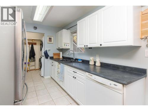 3380 28 Avenue Ne, Salmon Arm, BC - Indoor Photo Showing Kitchen
