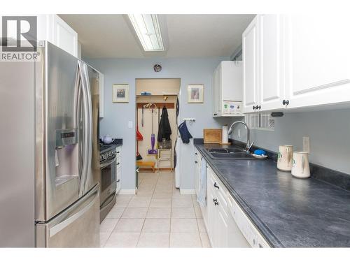 3380 28 Avenue Ne, Salmon Arm, BC - Indoor Photo Showing Kitchen With Double Sink