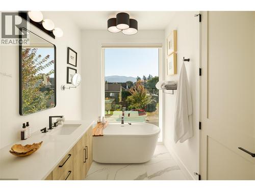 884 Patterson Avenue, Kelowna, BC - Indoor Photo Showing Bathroom
