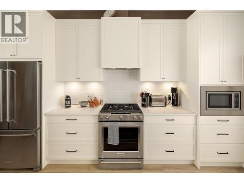 884 Patterson Avenue, Kelowna, BC - Indoor Photo Showing Kitchen With Upgraded Kitchen