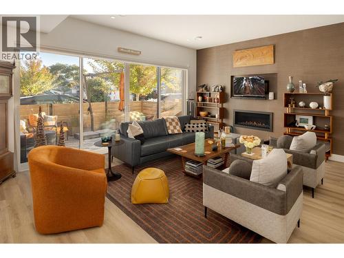 884 Patterson Avenue, Kelowna, BC - Indoor Photo Showing Living Room With Fireplace