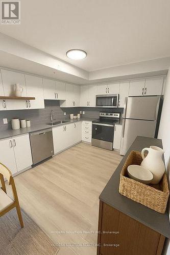 807 - 425 Watson Parkway N, Guelph, ON - Indoor Photo Showing Kitchen