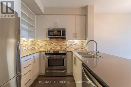 1401 - 55 Oneida Crescent, Richmond Hill, ON - Indoor Photo Showing Kitchen With Double Sink With Upgraded Kitchen
