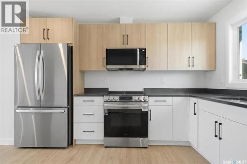 284 Asokan Bend, Saskatoon, SK - Indoor Photo Showing Kitchen