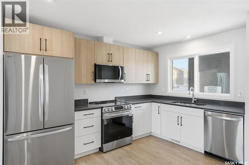 284 Asokan Bend, Saskatoon, SK - Indoor Photo Showing Kitchen