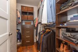 Walk-in closet - 