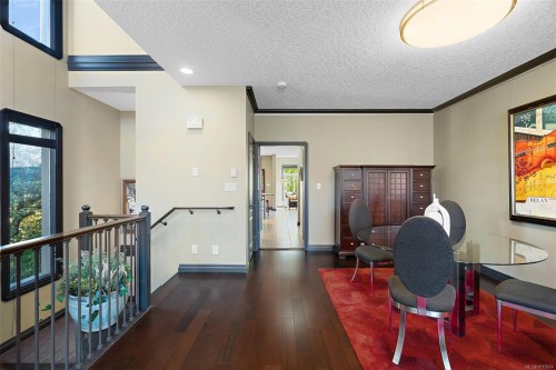 9715 Second St, Sidney, BC - Indoor