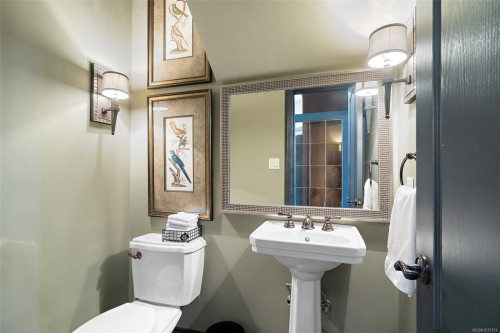 9715 Second St, Sidney, BC - Indoor Photo Showing Bathroom