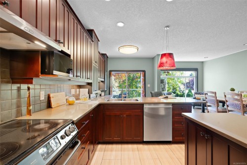 9715 Second St, Sidney, BC - Indoor Photo Showing Kitchen With Double Sink