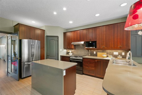 9715 Second St, Sidney, BC - Indoor Photo Showing Kitchen With Double Sink