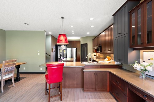 9715 Second St, Sidney, BC - Indoor Photo Showing Kitchen