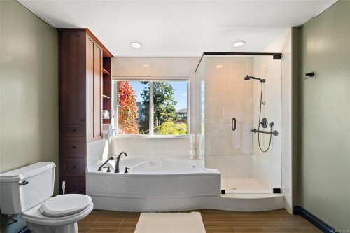 9715 Second St, Sidney, BC - Indoor Photo Showing Bathroom