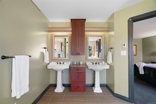 9715 Second St, Sidney, BC - Indoor Photo Showing Bathroom