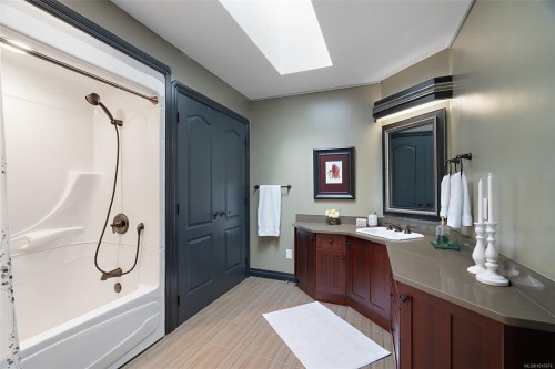 9715 Second St, Sidney, BC - Indoor Photo Showing Bathroom