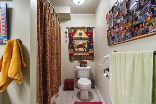 9715 Second St, Sidney, BC - Indoor Photo Showing Bathroom