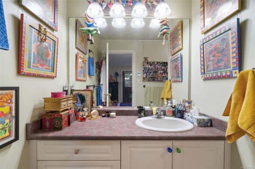 9715 Second St, Sidney, BC - Indoor Photo Showing Bathroom