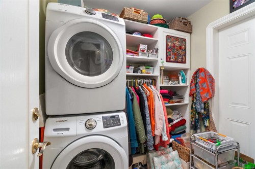 9715 Second St, Sidney, BC - Indoor Photo Showing Laundry Room