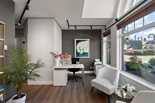 9715 Second St, Sidney, BC - Indoor