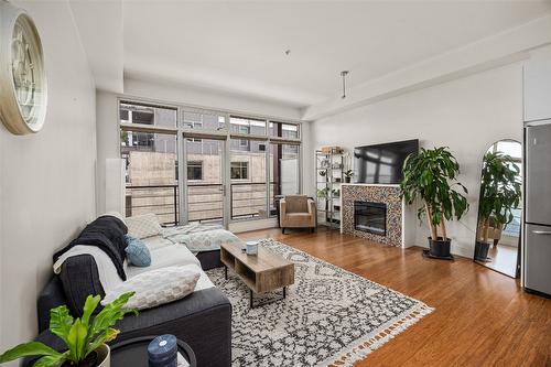 316-1289 Ellis Street, Kelowna, BC - Indoor Photo Showing Living Room With Fireplace