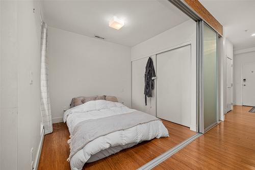 316-1289 Ellis Street, Kelowna, BC - Indoor Photo Showing Bedroom