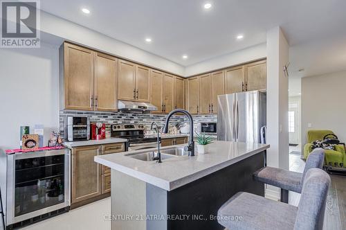 119 Windrow Street, Richmond Hill, ON - Indoor Photo Showing Kitchen With Double Sink With Upgraded Kitchen
