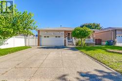 430 LOUIS DRIVE  Mississauga, ON L5B 2J4