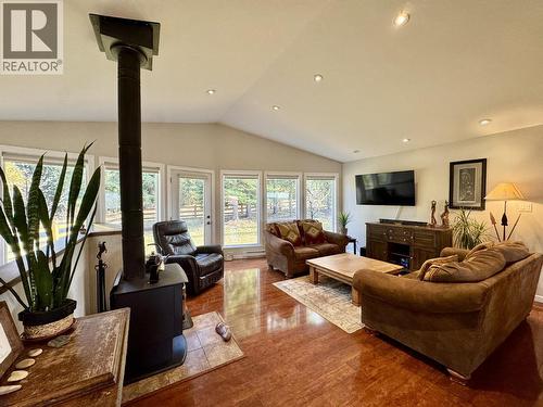 6284 Macabar Road, Deka Lake / Sulphurous / Hathaway Lakes, BC - Indoor Photo Showing Living Room With Fireplace