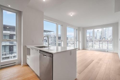 Living room - 821-1485 Rue Des Bassins, Montréal (Le Sud-Ouest), QC - Indoor Photo Showing Kitchen With Upgraded Kitchen