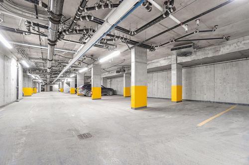 Garage - 821-1485 Rue Des Bassins, Montréal (Le Sud-Ouest), QC - Indoor Photo Showing Garage