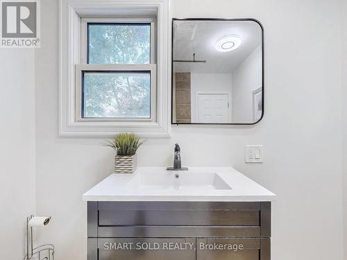1051 Janette Street, Newmarket, ON - Indoor Photo Showing Bathroom