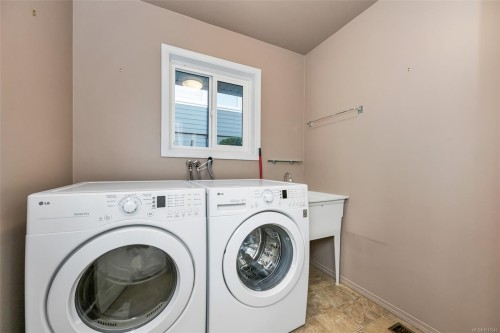 2431 Wilcox Terr, Central Saanich, BC 