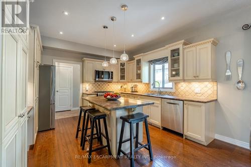 2338 Norland Drive, Burlington, ON - Indoor Photo Showing Kitchen With Double Sink With Upgraded Kitchen