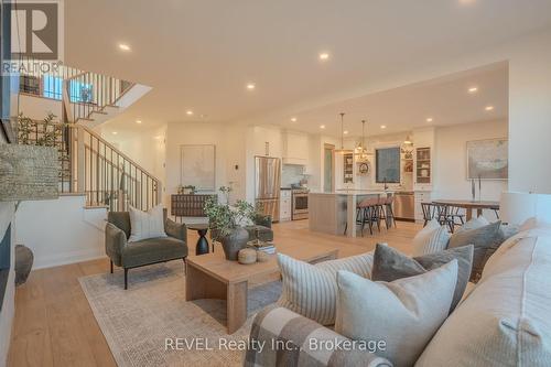 21 Arsenault Crescent, Pelham (Fonthill), ON - Indoor Photo Showing Living Room