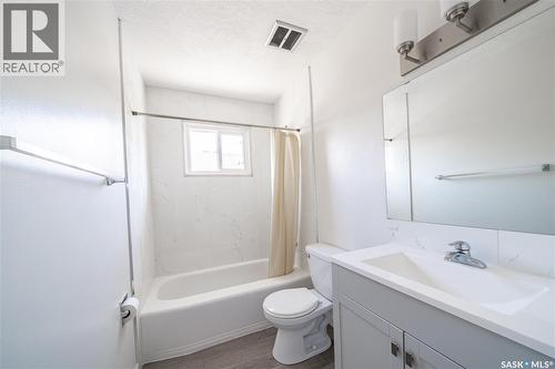 3111 Dewdney Avenue E, Regina, SK - Indoor Photo Showing Bathroom