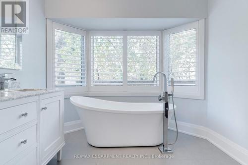 296 Kent Crescent, Burlington, ON - Indoor Photo Showing Bathroom