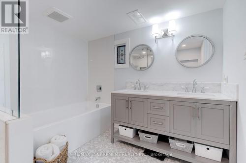 296 Kent Crescent, Burlington, ON - Indoor Photo Showing Bathroom