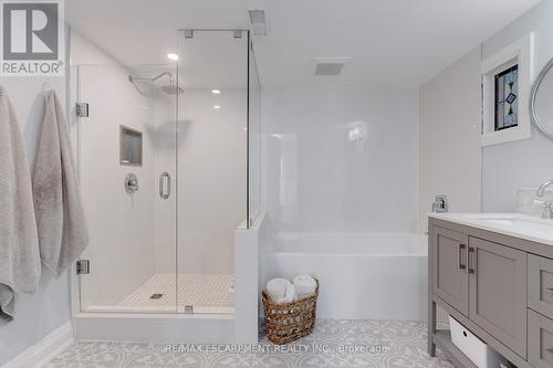 296 Kent Crescent, Burlington, ON - Indoor Photo Showing Bathroom