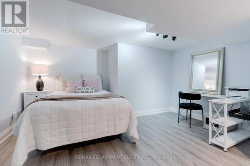 296 Kent Crescent, Burlington, ON - Indoor Photo Showing Bedroom