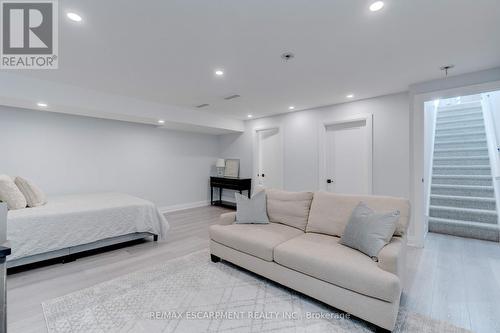 296 Kent Crescent, Burlington, ON - Indoor Photo Showing Living Room